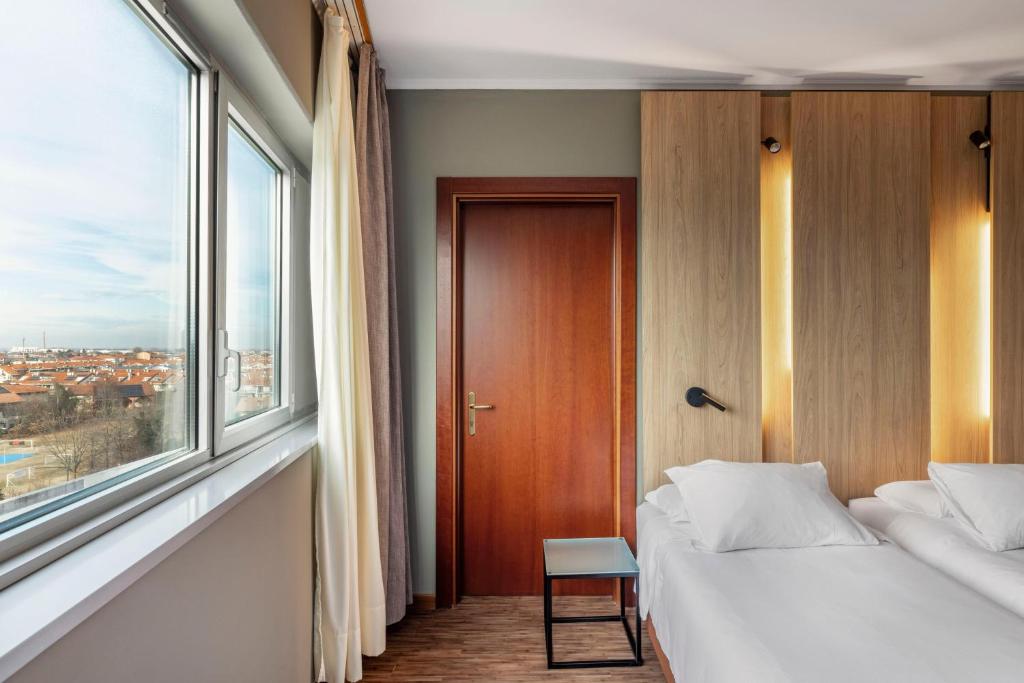 Postel nebo postele na pokoji v ubytování B&B HOTEL Cuneo Cristal