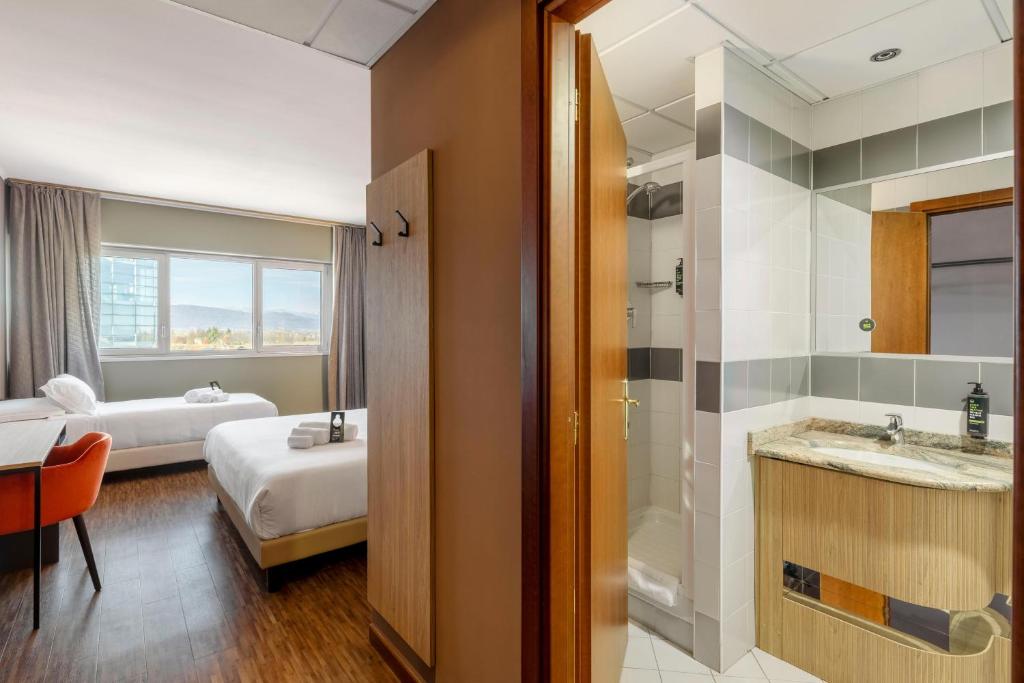 Postel nebo postele na pokoji v ubytování B&B HOTEL Cuneo Cristal