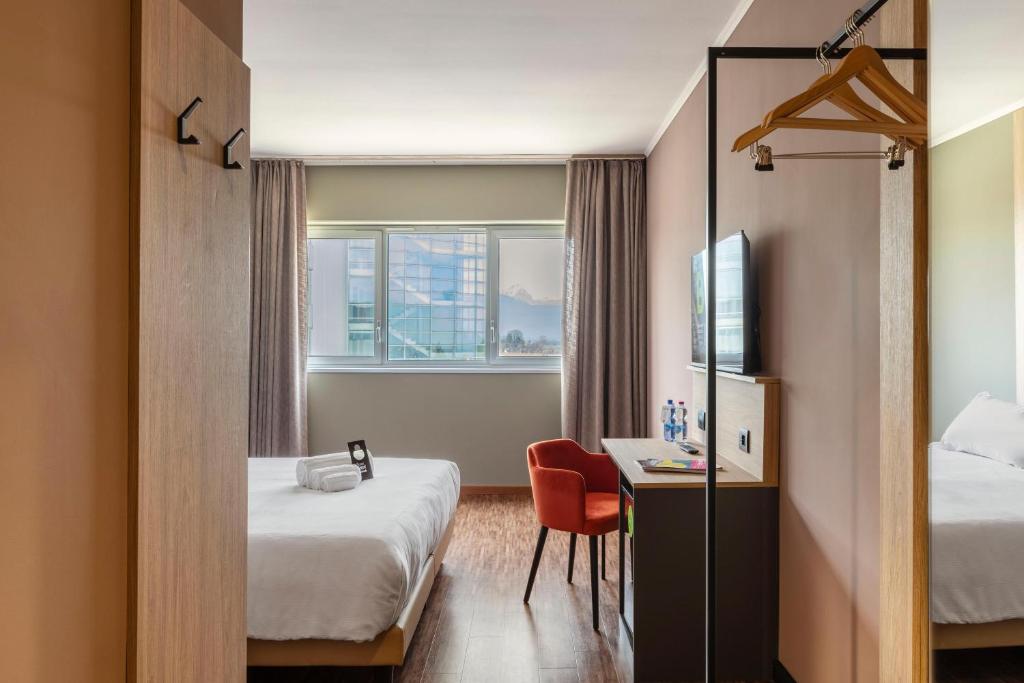 Postel nebo postele na pokoji v ubytování B&B HOTEL Cuneo Cristal