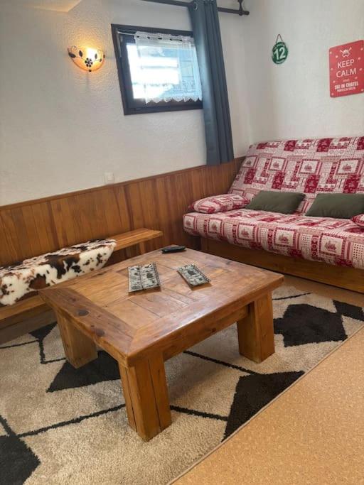 un salon avec une table basse et un canapé dans l'établissement Appartement 4 personnes Châtel, à Châtel