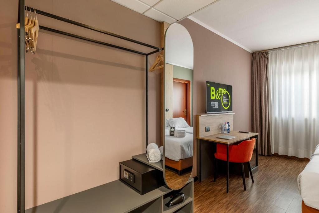 TV a/nebo společenská místnost v ubytování B&B HOTEL Cuneo Cristal