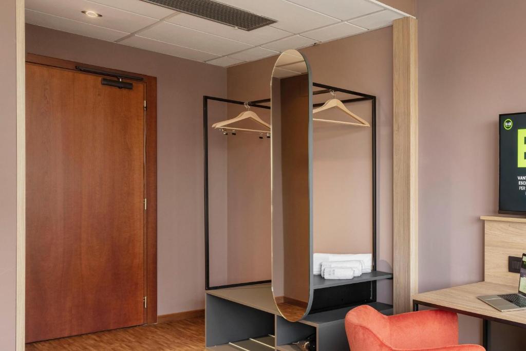 TV a/nebo společenská místnost v ubytování B&B HOTEL Cuneo Cristal