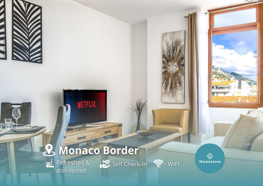 a living room with a tv and a table at Monaco Border - Bel appartement rénové - CM in Beausoleil