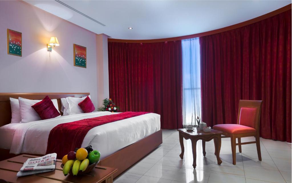 Postel nebo postele na pokoji v ubytování Al Madina Suites Doha