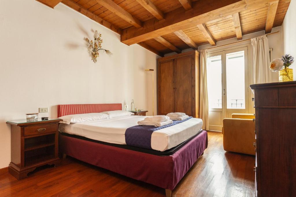 Łóżko lub łóżka w pokoju w obiekcie Suite Via Torino