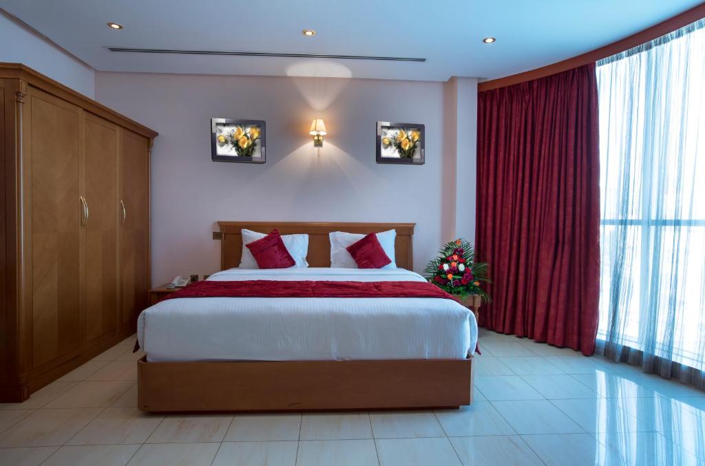 Postel nebo postele na pokoji v ubytování Al Madina Suites Doha