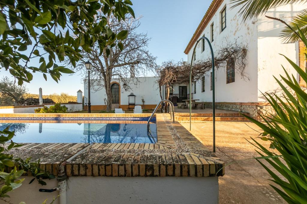 una piscina davanti a una casa di Casa rural Hacienda San Felipe a Gerena