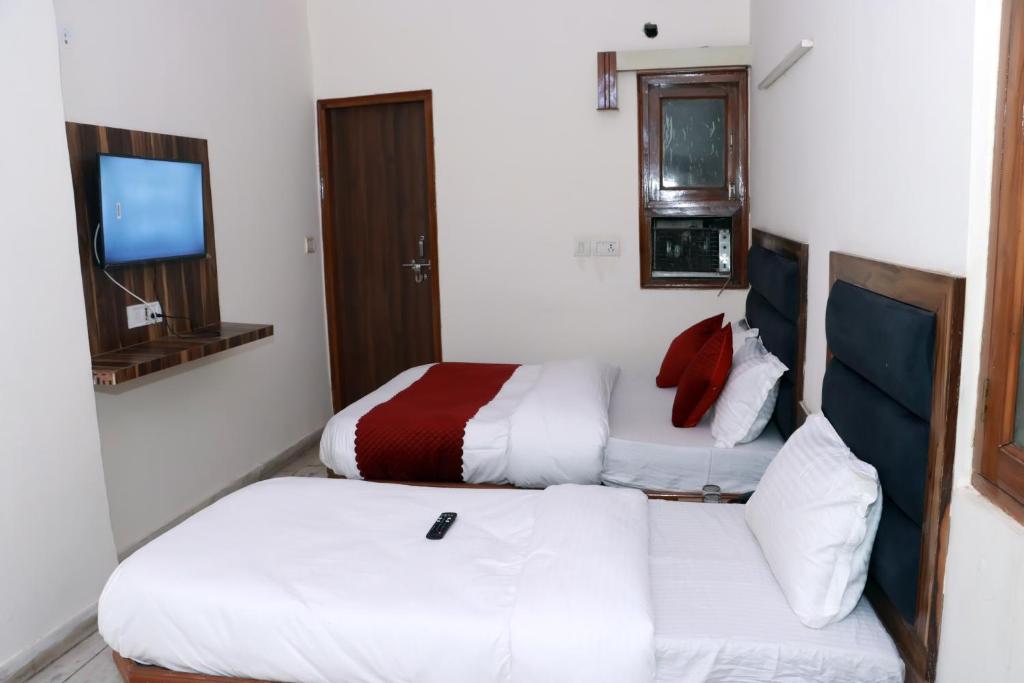 Postel nebo postele na pokoji v ubytování Hotel Gush At New Delhi Railway Station