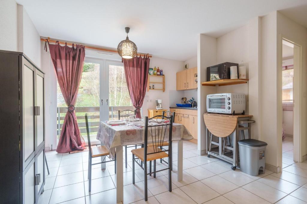 Η κουζίνα ή μικρή κουζίνα στο Le Printemps - Appt vue montagne avec terrasse