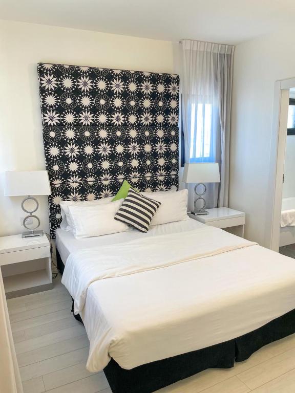 Postel nebo postele na pokoji v ubytování Best Western Regency Suites