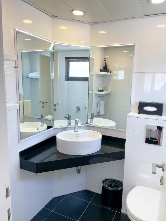 Koupelna v ubytování Best Western Regency Suites