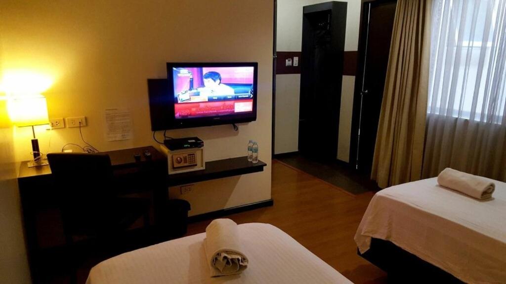 TV a/nebo společenská místnost v ubytování MAKATI Boutique Hotel near NAIA Airport Terminal 3 Edsa Pasay CBD