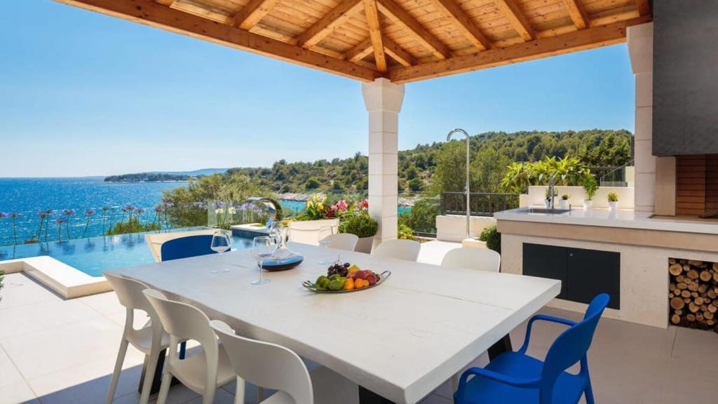 Magnificent Deluxe Villa with Jacuzzi and Steam Room, Trogir (2025 ...