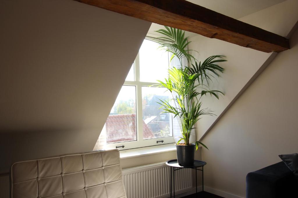 Posezení v ubytování Spacious loft in listed building