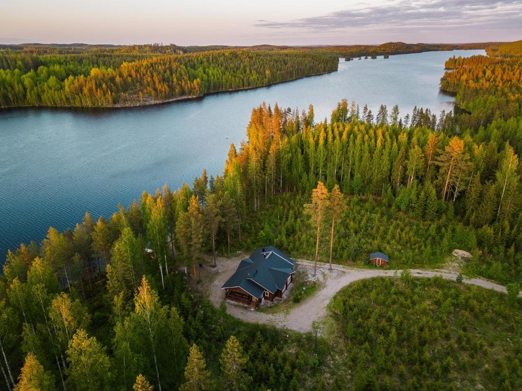 eine Luftansicht eines Hauses auf einer Insel in einem See in der Unterkunft Lomavouti Cottages in Savonranta