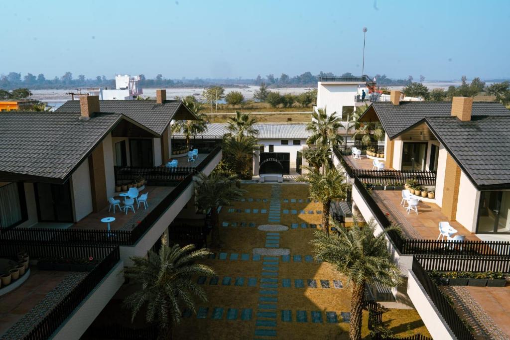una vista aérea de una casa con patio en Villasita Resort, en Kankhal