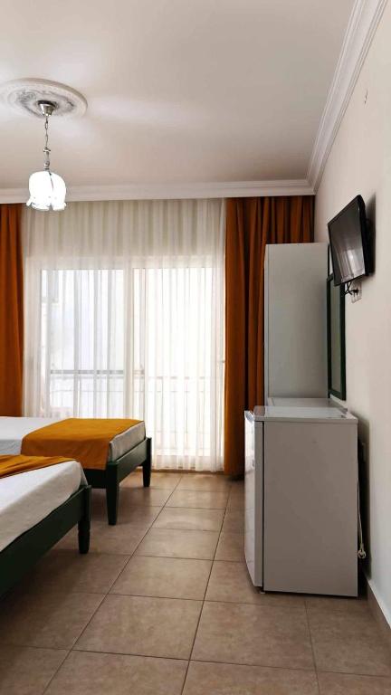 TV a/nebo společenská místnost v ubytování Yazıcı Otel Bozburun