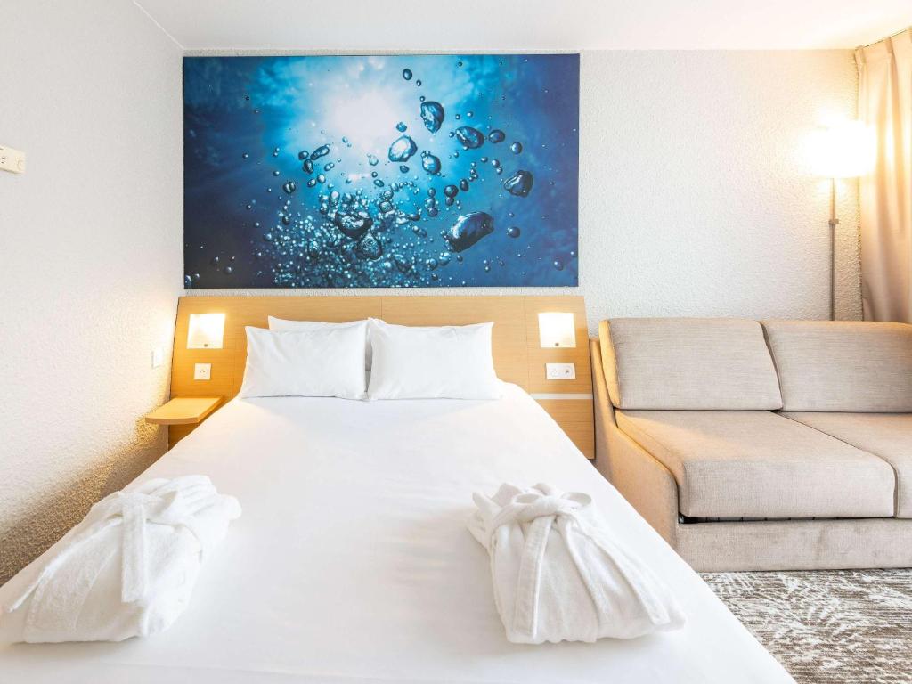 Postel nebo postele na pokoji v ubytování Novotel Grenoble Nord Voreppe