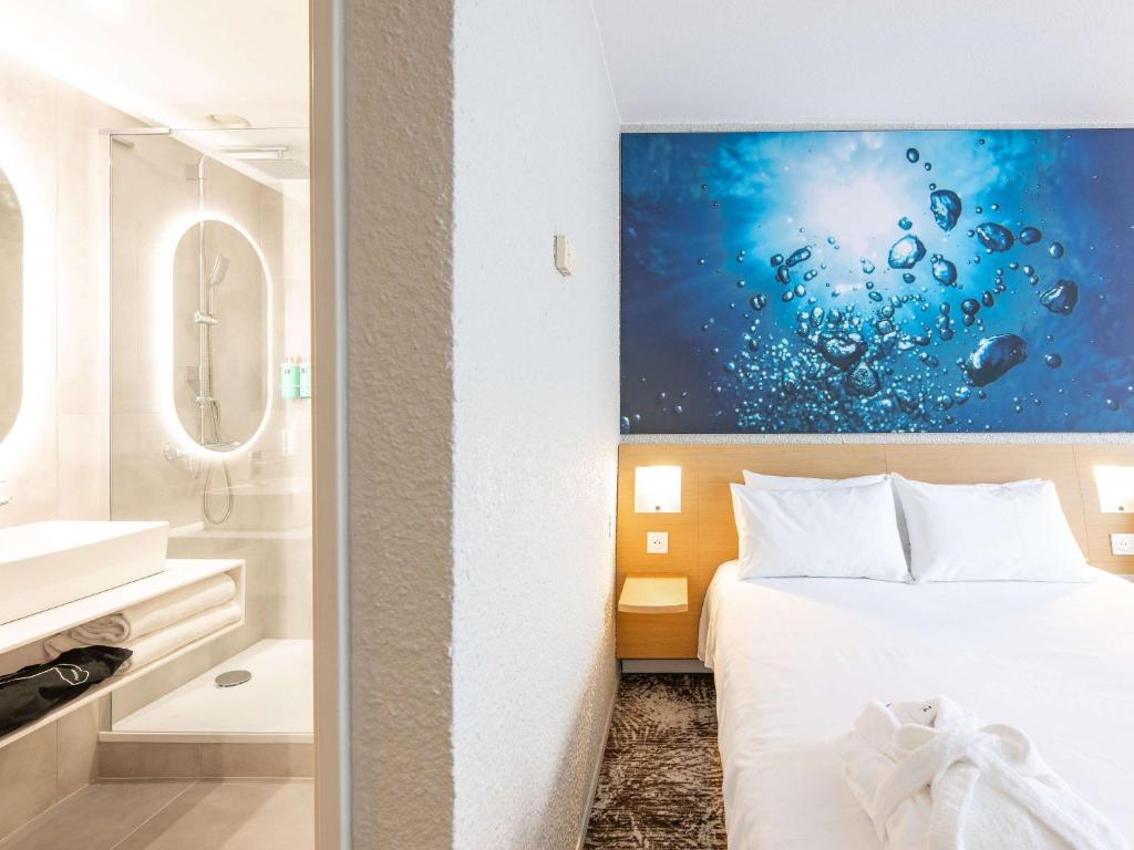 Postel nebo postele na pokoji v ubytování Novotel Grenoble Nord Voreppe