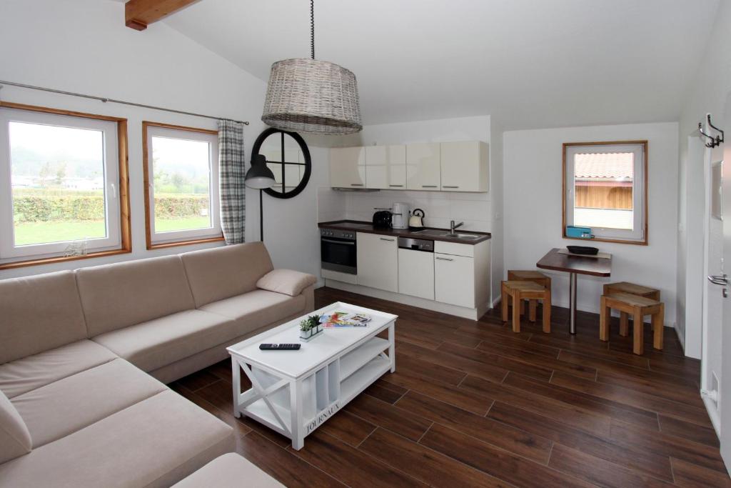 Η κουζίνα ή μικρή κουζίνα στο Ferienhaus 6 Campingpark Waldesruh