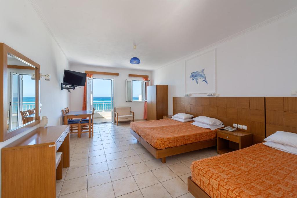 Łóżko lub łóżka w pokoju w obiekcie Marina Bay Hotel