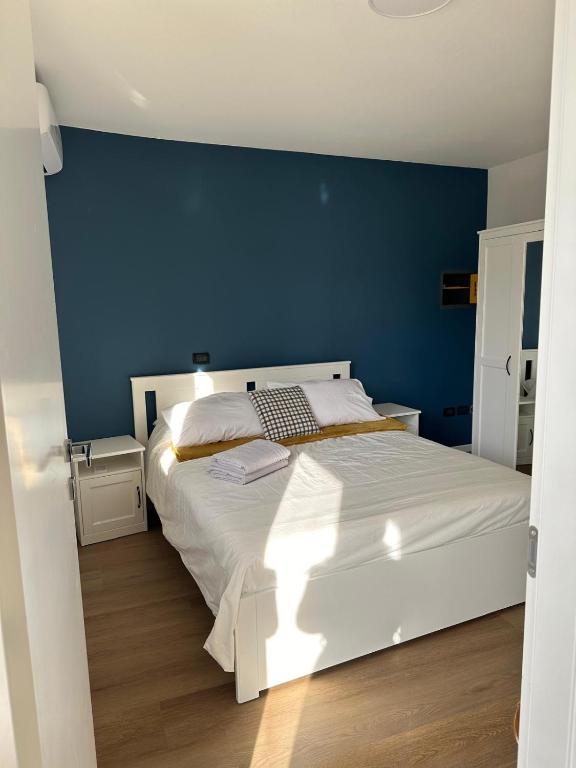 Postel nebo postele na pokoji v ubytování Blue Suite