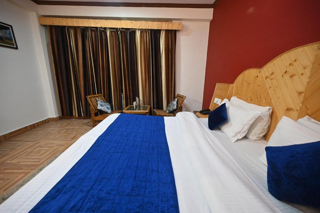 Postel nebo postele na pokoji v ubytování Krishana Cottage A Pure Veg !!!300 m From Hadimba Temple!!!Balcony Rooms!!!Veg Restaurant!!!Couple Friendly!!!Family Cottage!!!