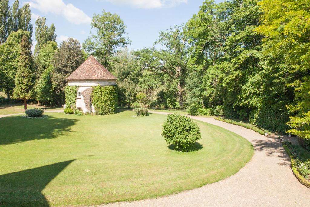 a garden with a gazebo on a lawn at Domaine Labattut in Saint-Astier