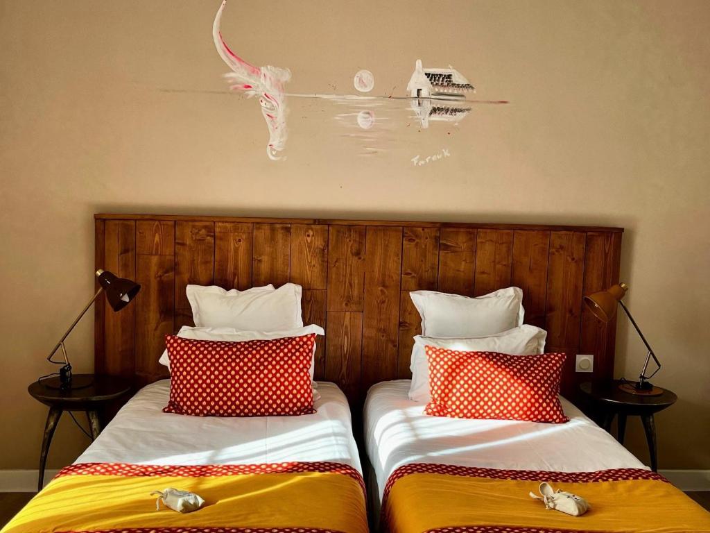 Postel nebo postele na pokoji v ubytování Hôtel Saint Louis