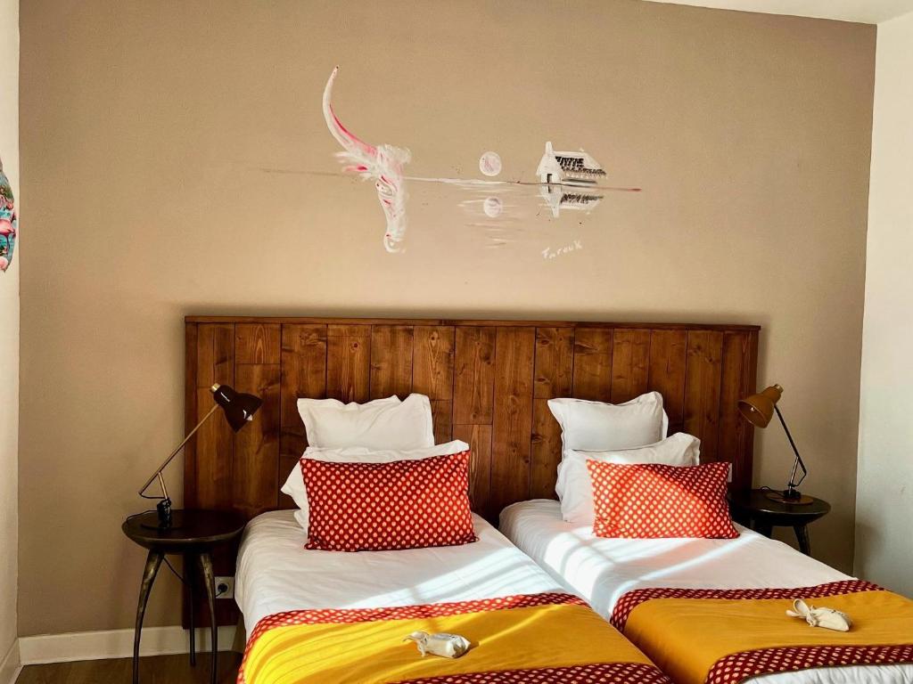 Postel nebo postele na pokoji v ubytování Hôtel Saint Louis