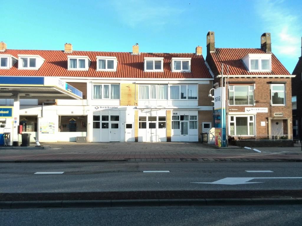 un parking vide devant un bâtiment dans l'établissement Bed & Breakfast Vlissingen, à Flessingue