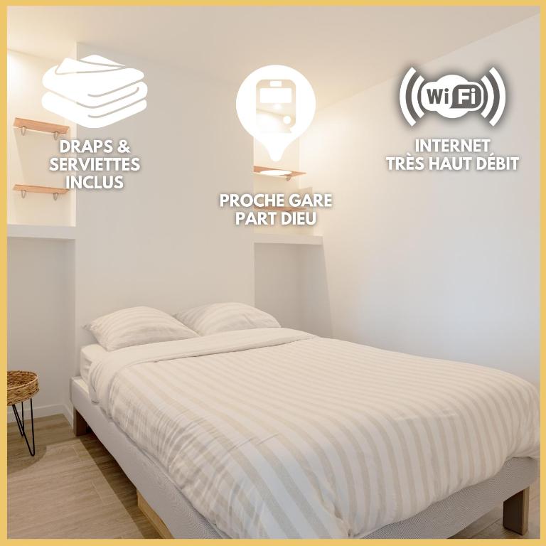 - une chambre blanche avec un lit et une couverture blanche dans l'établissement LE LAC - Appartement 15' Partdieu et Bellecour, à Lyon