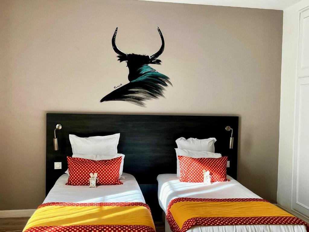 Postel nebo postele na pokoji v ubytování Hôtel Saint Louis