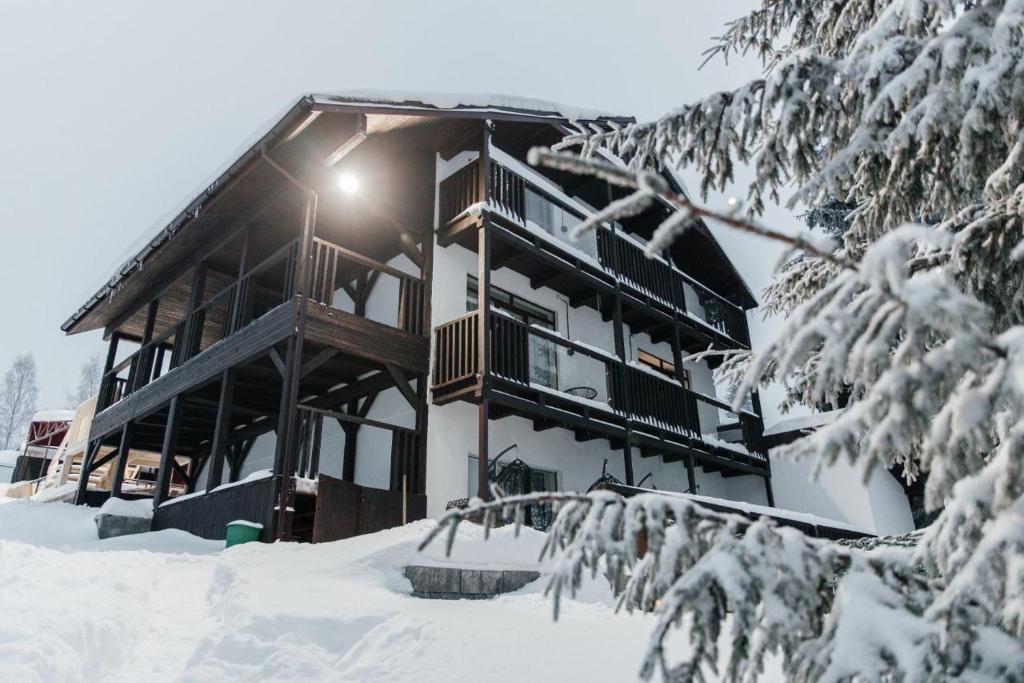 Aparthotel "Mayak Yablunytsia" v zimě