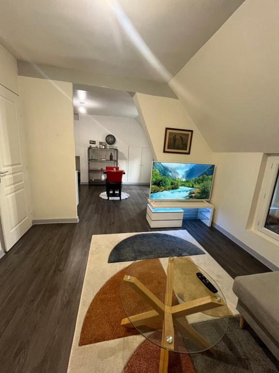 un salon avec une table en verre et un canapé dans l'établissement Style & Confort, à Sainte-Savine