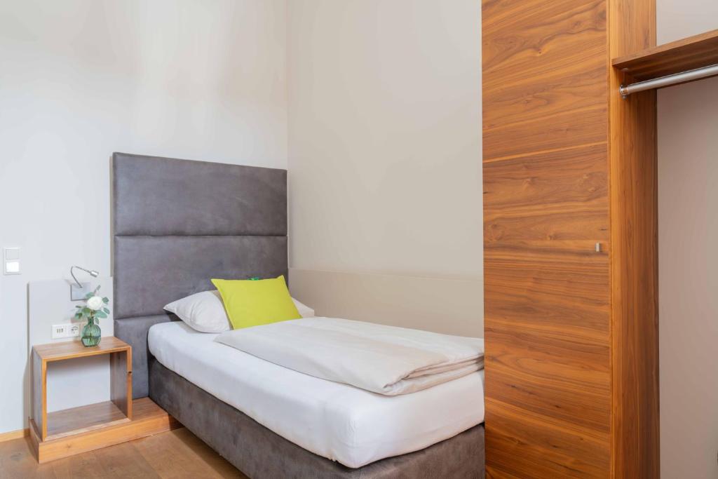 Postel nebo postele na pokoji v ubytování eee Hotel Perg