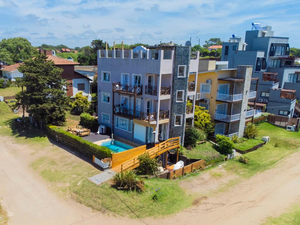 an aerial view of a building with a pool at Departamentos NIZA 313 in Ostende