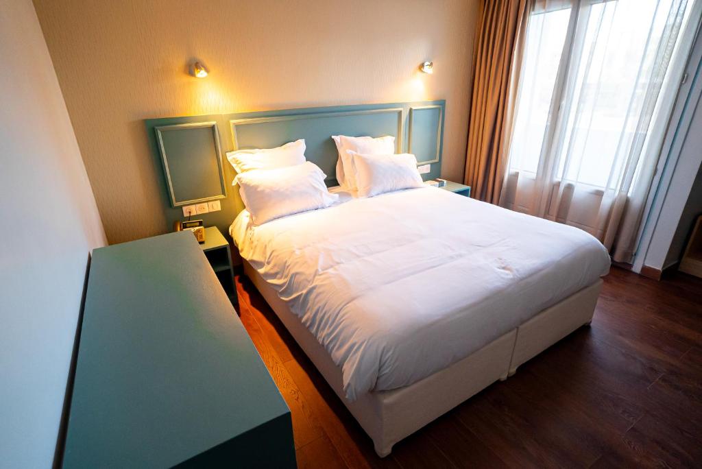 Postel nebo postele na pokoji v ubytování Breeze Hotel