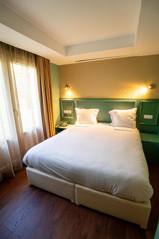 Postel nebo postele na pokoji v ubytování Breeze Hotel