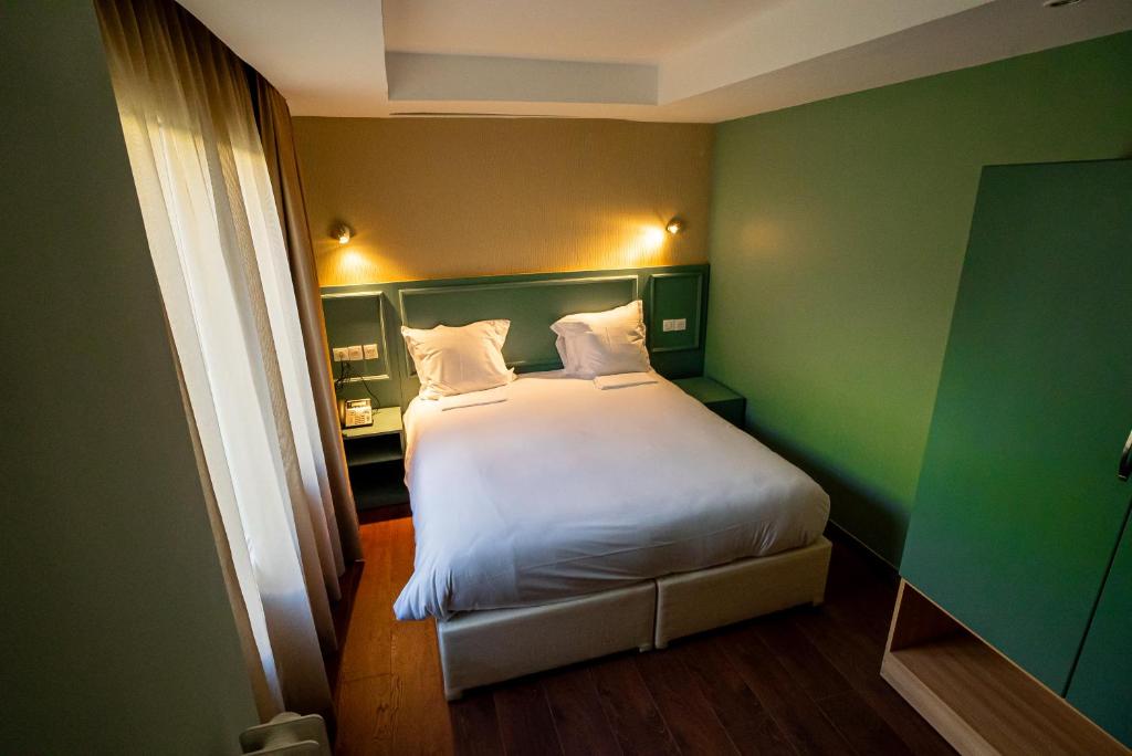 Postel nebo postele na pokoji v ubytování Breeze Hotel