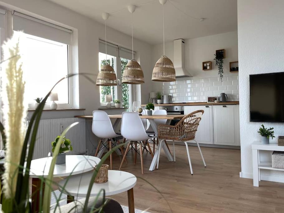 a kitchen and dining room with a table and chairs at Weser-City-Panorama 2Zi 9OG 5P Mitte in Bremerhaven