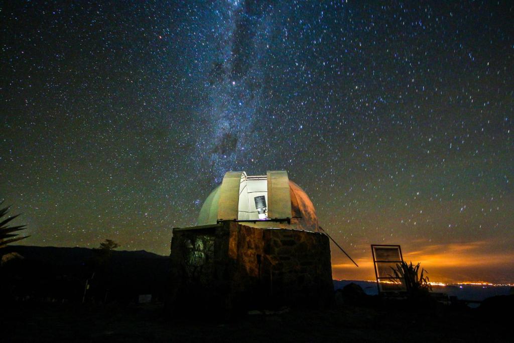 an observatory with the milky way in the sky at Observatorio Ampimpa in Amaicha del Valle