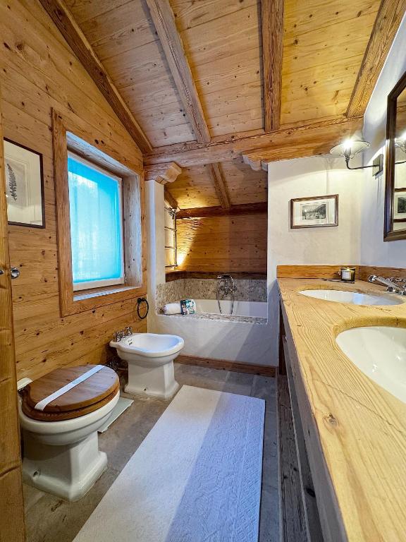 Koupelna v ubytování Cozy Suite Sils