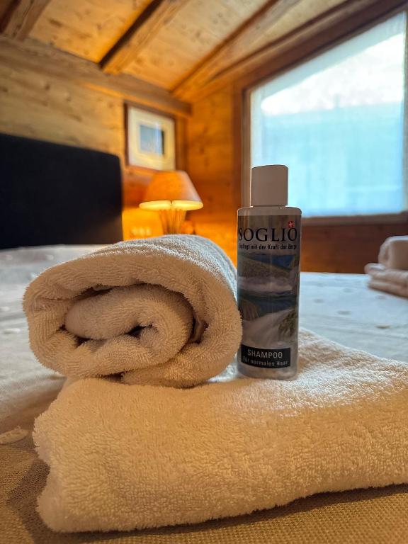 Postel nebo postele na pokoji v ubytování Cozy Suite Sils