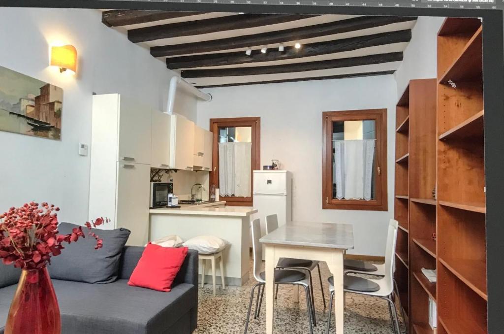 una sala de estar con un sofá y una mesa en Vivi Venezia, en Venecia