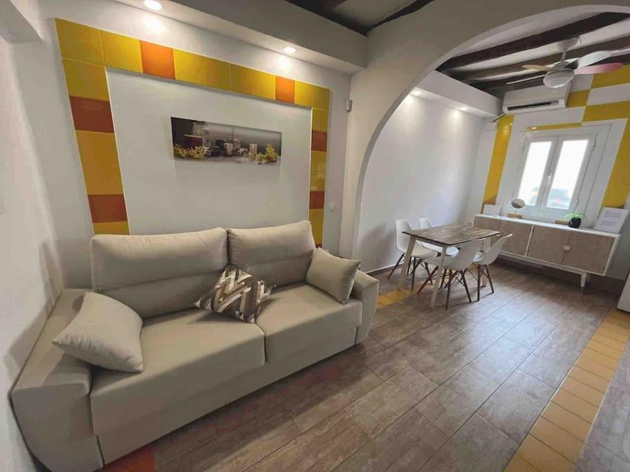 a living room with a couch and a table at Zona Camp Nou 15 minutos centro en metro in Hospitalet de Llobregat