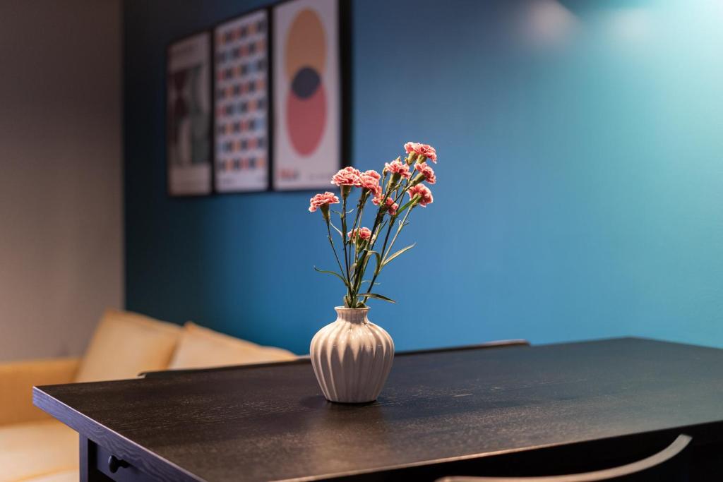 Modern Apartments with FREE parking spots - 17