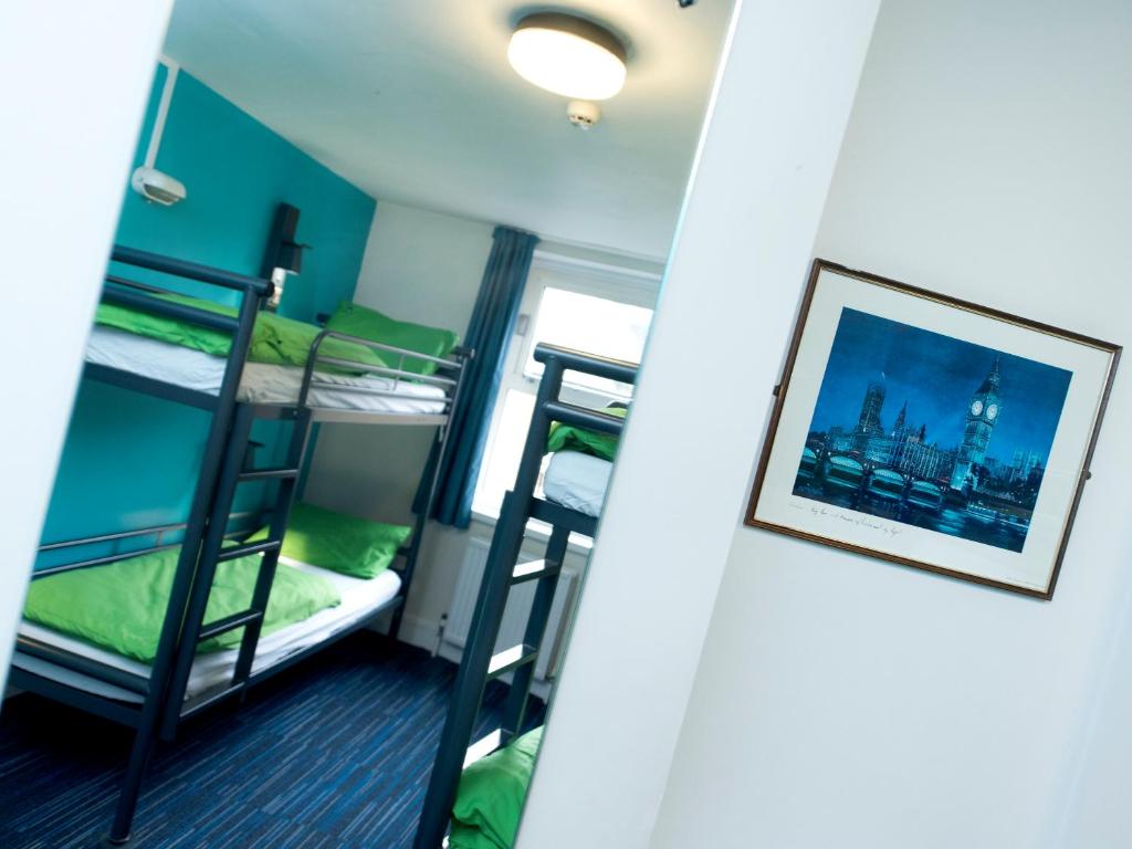 Postel nebo postele na pokoji v ubytování YHA London Thameside