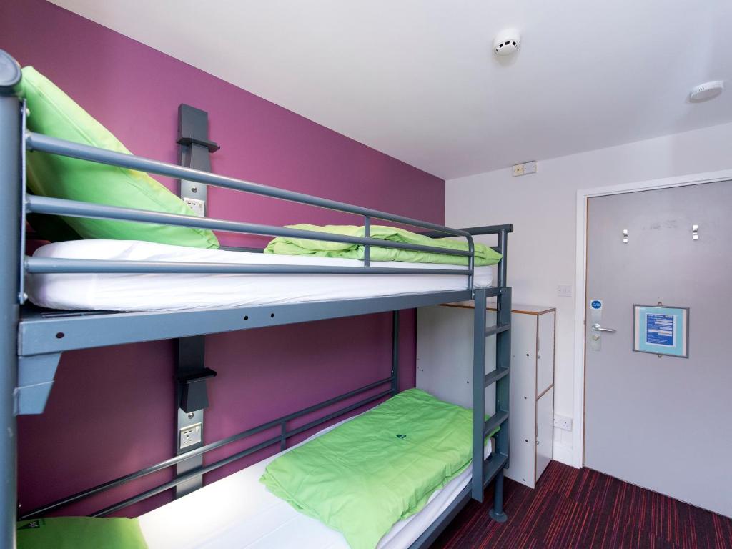 Postel nebo postele na pokoji v ubytování YHA London Thameside