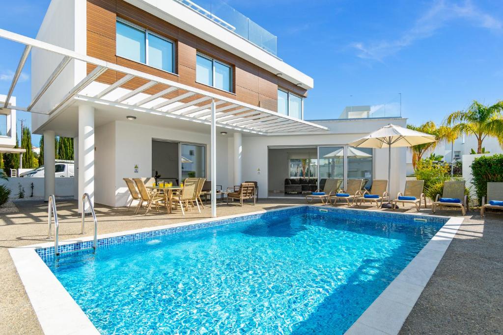 Piscina de la sau aproape de Villa Elite Blu by Ezoria Villas